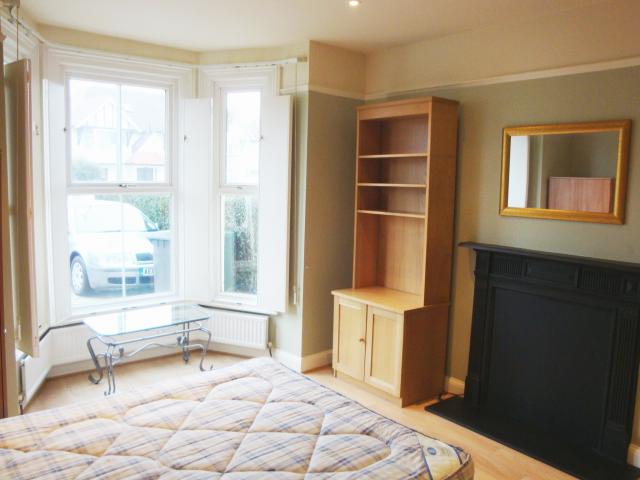 			UNDER OFFER , Studio Apartment, 1 bath, 1 reception Studio			 Cricklewood Lane, CRICKLEWOOD